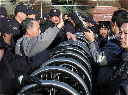 몸싸움이 심하자 정문의 철문을 가로 막고 노조와 회사 대표자가 이야기를 나누고 있는 모습. 